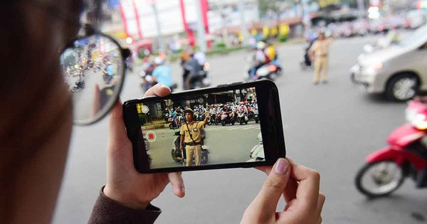 Thanh niên quay clip xúc phạm Công an: Ngày 22/9, Công an huyện Hòa Vang (TP Đà Nẵng) cho biết đang cũng cố hồ sơ để xử lý T.V.M. (24 tuổi, trú xã Hòa Khương). Theo đó, M. đã quay clip có lời lẽ xúc phạm Công an rồi đưa lên mạng xã hội. (Ảnh minh họa)