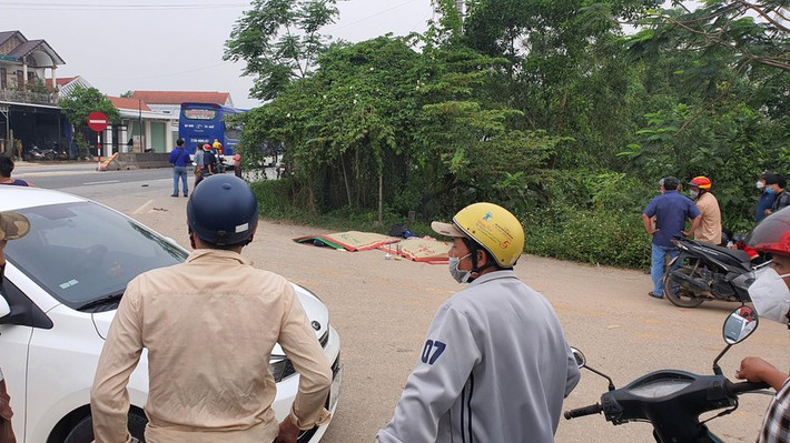 Ô tô tông xe máy, 2 người tử vong: Trưa 13/4, anh Nguyễn Thế Huynh (SN 1994, ở Khánh Hòa) điều khiển xe ô tô khi đến xã Lộc Sơn, huyện Phú Lộc, tỉnh Thừa Thiên - Huế đã đâm vào xe máy do ông Chế Công D (SN 1953, trú thị xã Hương Thủy, tỉnh Thừa Thiên - Huế) điều khiển cùng chiều, chở theo anh Chế Công Q (SN 1994, ở Đà Nẵng). Hậu quả, hai người trên xe máy tử vong tại chỗ.