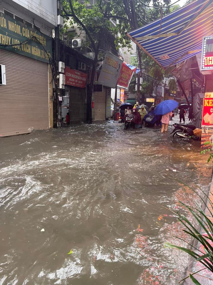 Tại khu vực Triều Khúc do mưa lớn khiến đường ngập sâu làm nhiều phương tiện bị chết máy.