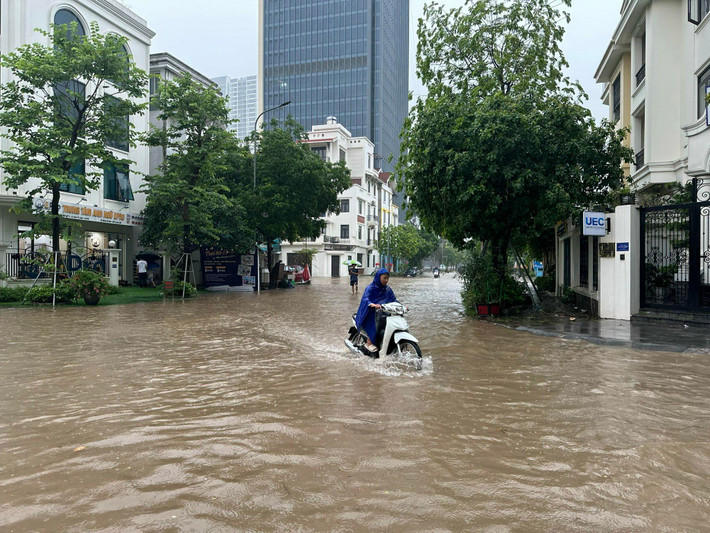 Nước ngập sâu gần lên tới vỉa hè.