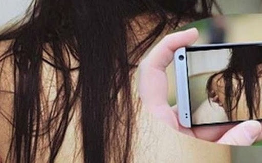 Lấy trộm clip nóng rồi tống tiền người yêu của bạn: Nguyễn Văn Hùng (SN 1999, trú Bắc Giang) quen anh D. và biết anh D. đang có quan hệ tình cảm với chị N. Hùng phát hiện trong máy điện thoại của anh D. có nhiều video nhạy cảm của chị N. nên đã lấy điện thoại của anh D. để chuyển sang cho mình rồi tống tiền chị N. 30 triệu đồng nhưng khi chị N. chuyển được 2 lần 5 triệu đồng thì Hùng bị Công an Bắc Giang bắt tạm giam ngày 25/11/2020.