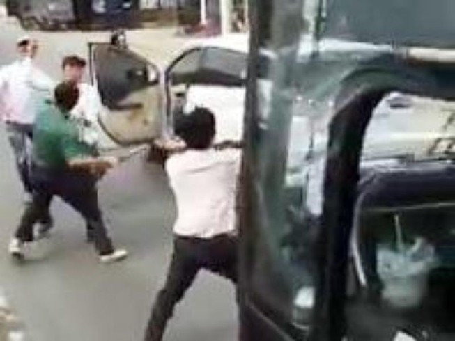 Va chạm giao thông, chém tài xế bị thương: Ngày 3/12/2019, Facebook lan truyền clip ghi lại cảnh một nhóm người đang đánh nhau trên quốc lộ 1A (đoạn thuộc Tiền Giang). Trong đó có hai người mặc đồng phục của hãng xe Phương Trang. Sau khi làm bị thương tài xế và phụ xe xe khách Phương Trang, những người trên ô tô đã đi khỏi hiện trường.