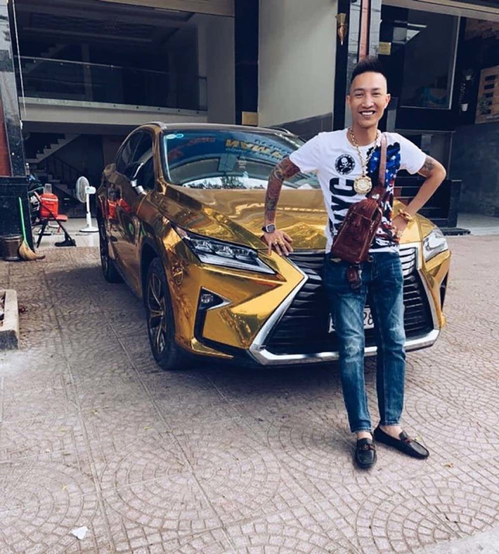 Huấn “Hoa Hồng” thường xuyên xuất hiện trên các livestream Facebook, đeo nhiều trang sức vàng bạc, khoe tài sản và có những phát ngôn gây bão. Theo những lời đồn đại, Huấn cho vay nặng lãi và các dịch vụ từ mạng xã hội, chủ yếu là từ Facebook.