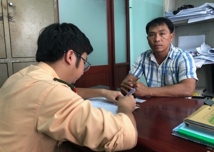 Ngày 13/3, Công an TP Vũng Tàu, tỉnh Bà Rịa - Vũng Tàu đang giữ hình sự Huỳnh Ngọc Thu (40 tuổi, ngụ TP.Vũng Tàu, tỉnh Bà Rịa – Vũng Tàu) để điều tra làm rõ về vụ tai nạn khiến đại uý công an tử vong, 2 người bị thương. Theo điều tra, khoảng 1h30 ngày 10/3, tổ công tác Công an phường 12, TP Vũng Tàu tiến hành tuần tra phòng chống tội phạm ở tuyến đường Ven Biển.