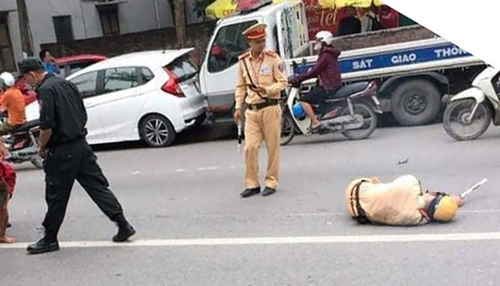 Tuy nhiên, người điều khiển phương đã tăng ga tông trúng một trung úy CSGT đang làm nhiệm vụ. Cú va chạm khiến trung úy cảnh sát bị hất văng xuống đường, còn người cầm lái xe máy cũng bị ngã.