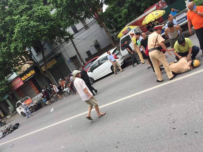 Trung úy CSGT bị xe máy tông gục trên quốc lộ: Chiều 29/5/2019, tổ công tác 141 Công an TP Hà Nội ra hiệu dừng xe nam thanh niên xăm trổ điều khiển xe máy không đội mũ bảo hiểm di chuyển trên quốc lộ 32, đoạn qua huyện Đan Phượng.