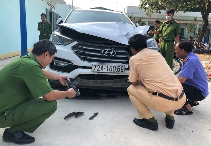 Khi xe tổ công tác đi tới trước căn nhà số 97, KP.Phước Thắng, phường 12 thì bị ô tô mang BKS: 72A-160.58 do người đàn ông điều khiển tông thẳng vào tuần tra công an. Vụ tai nạn khiến anh Nguyễn Văn A. (bảo vệ dân phố) cùng 2 đại uý công an là Hoàng Duy Tính và Ngô Tiến Bình bị thương. Sau khi gây tai nạn tài xế lái ô tô đâm công an đã tẩu thoát.