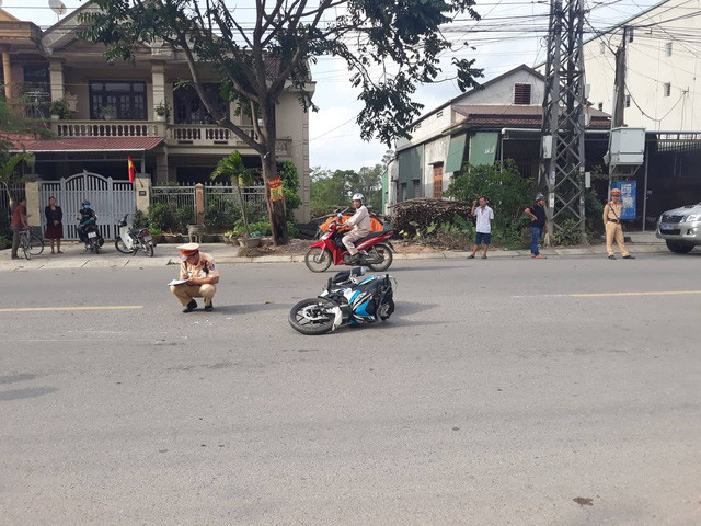 Bị ra hiệu dừng xe, hai thanh niên tông gãy chân CSGT: Khoảng 14h30 ngày 7/2, đại úy Nguyễn Việt Hải công tác tại Đội CSGT Công an TP Đông Hà, tỉnh Quảng Trị đang làm nhiệm vụ bảo vệ an toàn giao thông trên quốc lộ 9 thuộc phường 3, TP Đông Hà.