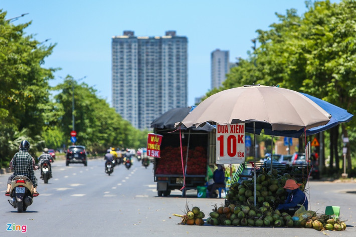 Bên cạnh đó, nhiều hàng quán tự phát bày bán sát đường đi dọc đại lộ khiến tuyến đường càng trở nên nhếch nhác, lộn xộn.
