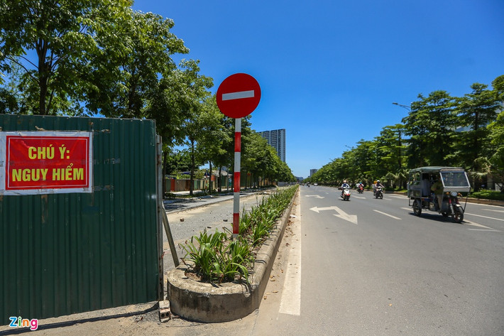 Sau 6 năm thi công, tuyến đường Nguyễn Xiển - Xa La hay còn gọi là đại lộ Chu Văn An được thông xe vào cuối tháng 1/2020. Tuy nhiên, hơn một năm trôi qua, vẫn còn khá nhiều rác thải, một số hạng mục chưa hoàn thành.