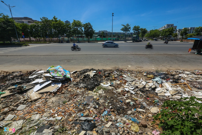 Rác thải ngổn ngang, chất thành đống. Tình trạng đổ trộm và đốt rác vẫn thường xuyên xảy ra.