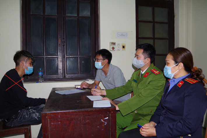 Tại cơ quan Công an, bước đầu đối tượng Hùng khai nhận, do quen biết từ trước và có mối quan hệ yêu đương với nạn nhân tên V. (sinh ngày 25/8/2005, trú tại huyện Bình Lục, đang là học sinh lớp 10), do vậy đêm 23/2, Hùng đón V. về nhà ngủ.
