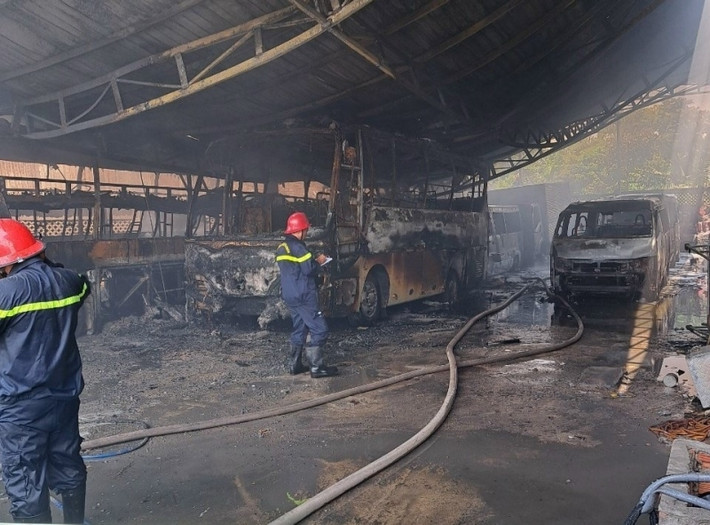 Cháy bãi đậu xe, 8 xe ô tô bị thiêu rụi: Khoảng 10h ngày 16/5/2023, khói lửa bùng lên từ bãi xe rộng hơn 1.000 m2 trên đường Suối Lội, xã Phước Vĩnh An, huyện Củ Chi, TP HCM. Phát hiện đám cháy, một số người dùng bình chữa cháy mini dập lửa nhưng bất thành. Ngọn lửa nhanh chóng bén vào các vật liệu dễ cháy, bùng lên nhanh, bốc khói đen kịt. Một số ôtô đậu bên trong bị cháy, nhiều nhà lân cận bị uy hiếp. Đến 11h trưa cùng ngày, đám cháy hoàn toàn được dập tắt. Vụ cháy đã thiêu rụi 2 xe giường nằm, 3 chiếc xe 16 chỗ, 1 xe 30 chỗ, 1 xe bán tải và 1 xe tải nhỏ. Một số tài sản khác trong nhà xe và một phần nhà bên cạnh cũng bị cháy.