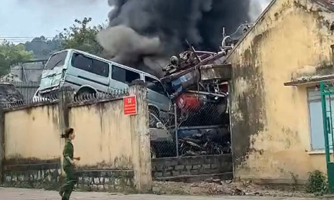 Cháy bãi tạm giữ xe vi phạm tại trụ sở công an huyện: Khoảng 10h15 ngày 19/3, bãi tạm giữ xe vi phạm tại trụ sở Công an huyện Khánh Vĩnh, thị trấn Khánh Vĩnh, tỉnh Khánh Hòa bất ngờ bốc cháy dữ dội. Tại hiện trường, nhiều phương tiện như ô tô, xe máy trong bãi tạm giữ đã bị cháy đen. Để khống chế đám cháy, địa phương đã huy động lực lượng chức năng cùng xe chữa cháy đến hiện trường.