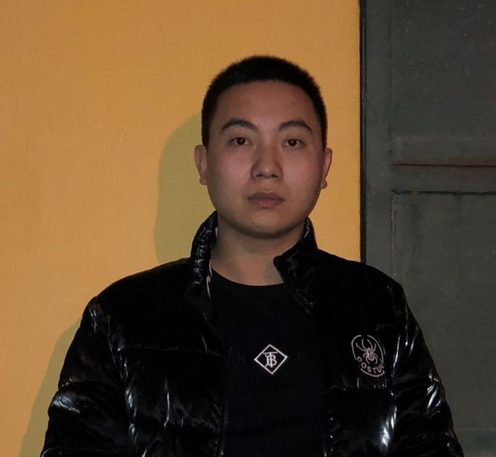 Mở phòng vé máy bay ảo, chiếm đoạt hơn 700 triệu đồng: Lợi dụng nhu cầu về nước của người Việt tại nước ngoài, Kim Anh Dũng (SN 1994, trú huyện Thanh Trì, TP Hà Nội) đã lập trang web ảo, bán vé máy bay giả trên mạng để chiếm đoạt tài sản hơn 700 triệu đồng của nhiều nạn nhân. Ngày 9/1, Công an huyện Tân Yên, Bắc Giang cho biết đang tạm giữ Dũng để điều tra, làm rõ.