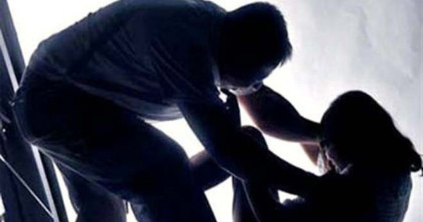 Đức và Hùng khai nhận, tối 28/6 chúng đi chơi về qua nhà ông T thì thấy chị H ngồi bên trong nhìn ra. Lúc đó khoảng 23h. Biết vài ngày nay, nhà chị H thường có kẻ đập cửa trêu ghẹo nên hai tên dừng lại và nói với chị H rằng mới phát hiện có 2 thanh niên bàn nhau sẽ đến đập cửa nhà chị. Chúng bàn với chị H là cùng ngồi rình để "túm" hai kẻ này và được chị H đồng ý. (Ảnh minh họa, nguồn Internet)