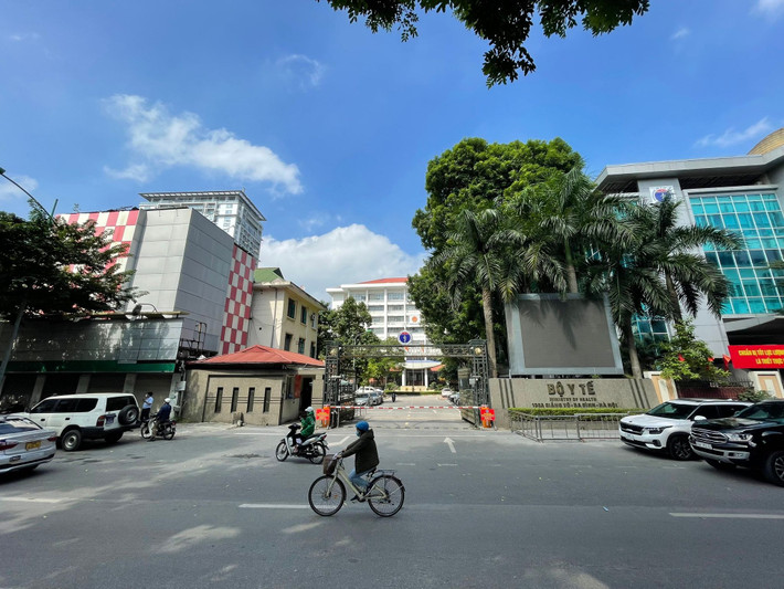 Trước đó, hồi tháng 9/2019, trong phiên tòa xét xử vụ án mua bán thuốc ung thư giả xảy ra tại Công ty VN Pharma, tòa đã triệu tập Thứ trưởng Bộ Y tế Trương Quốc Cường tham gia phiên tòa với tư cách người có quyền lợi nghĩa vụ liên quan.