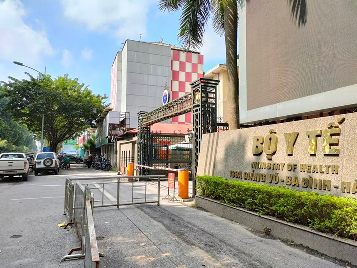 Theo ghi nhận của PV Báo Tri thức và Cuộc sống, sáng 4/11, khoảng 3 xe ô tô của cơ quan Công an cùng đại diện Viện kiểm sát đi vào trụ sở Bộ Y tế trên đường Giảng Võ để làm việc.