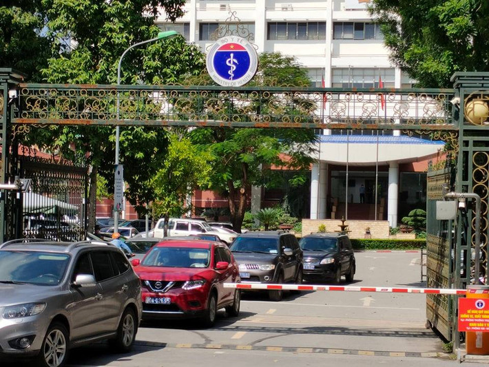 Đoàn xe chở công an cùng đại diện Viện kiểm sát rời trụ sở Bộ Y tế. Theo kết luận điều tra, trong vụ buôn bán hàng giả là thuốc chữa bệnh liên quan đến thuốc điều trị ung thư H-Capita, ông Trương Quốc Cường - khi đó là Cục trưởng Cục Quản lý dược (hiện là Thứ trưởng Bộ Y tế) - đã duyệt, cấp phép nhập khẩu đối với thuốc H-Capita theo đơn hàng của VN Pharma, trong khi hồ sơ xin cấp phép nhập khẩu thuốc có một số điểm chưa thống nhất, có dấu hiệu thiếu trách nhiệm trong việc thẩm định, cấp phép nhập khẩu.