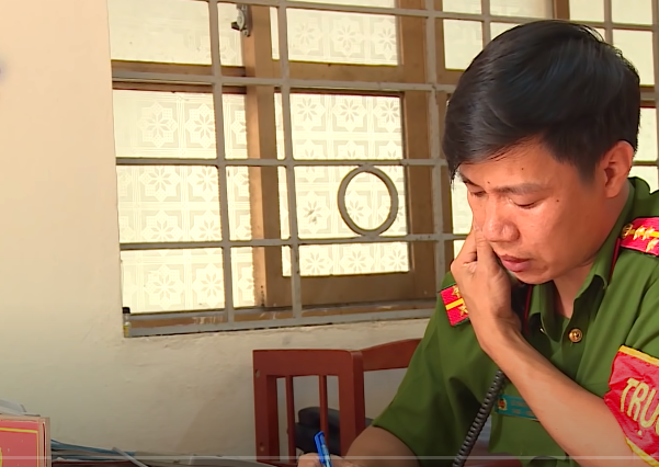 Theo hồ sơ vụ án, ngày 7/10/2020, Công an tỉnh Thanh Hóa nhận được tin báo về vụ án mạng đặc biệt nghiêm trọng tại thôn Đà Sơn, xã Hà Bắc, huyện Hà Trung, tỉnh Thanh Hóa. Nạn nhân là vợ chồng ông Tống Duy Nghiễn (SN 1950) và bà Cù Thị Kiện (SN 1953), tử vong ngay trước sân nhà với tổng cộng 43 vết đâm bằng vật sắc nhọn khắp người, trong đó nhiều nhát đâm thấu tim, gan, phổi, chứng tỏ kẻ thủ ác ra tay hết sức tàn độc.