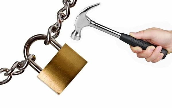 Chiều hôm sau, mọi người quyết định phá khóa vào nhà bà T. Sau một hồi tìm kiếm, xác chủ nhà được phát hiện trong một tấm bạt và giấu kín dưới hầm chứa gỗ trong buồng ngủ. Từ kết quả khám nghiệm hiện trường, cảnh sát nhận định nạn nhân không có dấu hiệu bị mất tài sản, ô tô đắt tiền, đồ trang sức cũng như gỗ trong nhà đều còn nguyên. Do vậy, mục đích giết người cướp tài sản được loại trừ. (Ảnh minh họa, nguồn internet)