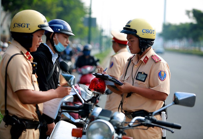Tuần tra, kiểm soát và xử lý vi phạm hành chính về trật tự an toàn giao thông đường bộ, đường thủy, đường sắt; (Ảnh minh hoạ)