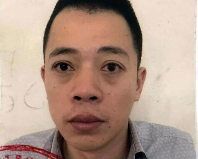 Lái xe nổi lòng tham, trộm cắp 40.000 USD: Ngày 19/11, Phạm Anh Tuấn (SN 1985; ở quận Ba Đình, Hà Nội) đưa nhân viên Công ty Lotte (54 Liễu Giai, phường Cống Vị, Ba Đình) đến sảnh rồi cho xe xuống tầng hầm B4 tòa nhà Lotte Center. Khi đến tầng B3, thấy xe ô tô Nissan cửa trái phía sau khép hờ, nên Tuấn đã lục tìm lấy đi 4 cọc tiền (mỗi cọc 10.000 USD). Tuấn giữ lại 1.000 USD và mang toàn bộ số tiền lấy trộm được về nhà giao vợ cất giữ. Hôm nay, Tuấn đã bị Công an khởi tố.