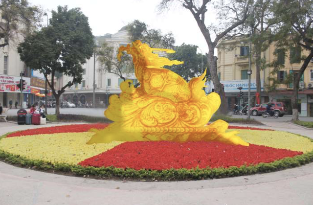 Ý tưởng dựng tượng rùa vàng Hồ Gươm được đề xuất đã gây xôn xao dư luận. Theo đề xuất, tượng được đúc bằng đồng nguyên chất và vàng, dài 2,5m, cao 3,5m, nặng khoảng 6-10 tấn. Tượng được đề nghị đặt tại khu vực gần ngã tư Hàng Khay - Hàng Bài hoặc vườn hoa gần siêu thị Intimex.