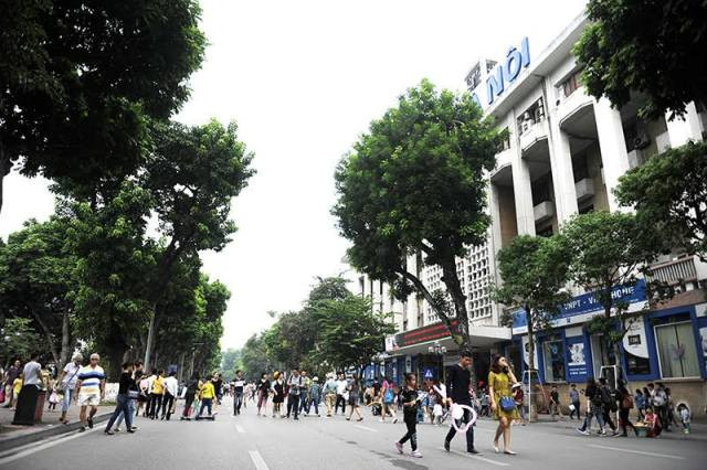 Tháng 2/2013, dự án xây dựng "đại lộ danh vọng" ở Hồ Gươm cũng vấp phải sự phản đối của dư luận. Theo các phương án xây dựng, chỉnh trang khu vực trung tâm, phần vỉa hè phía tây trục phố Đinh Tiên Hoàng nằm sát cạnh Hồ Gươm, kéo dài từ tháp Hòa Phong tới Nghi môn đền Bà Kiệu được đề xuất xây dựng “Tuyến đường ghi danh”. Tuyến đường này dự kiến sẽ được lát đá và khắc tên những danh nhân, nghệ sĩ, nhà khoa học, nhà nghiên cứu... có đóng góp lớn cho sự phát triển của Hà Nội. (Ảnh phố đi bộ hồ Gươm)