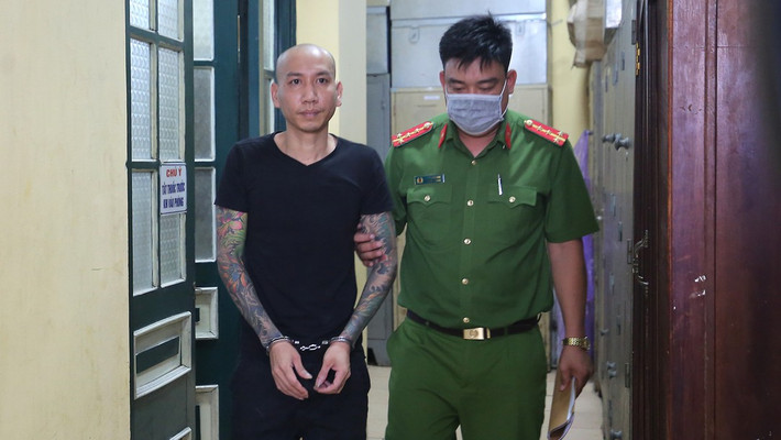 Lý giải nguyên nhân hủy phiên tòa, vị lãnh đạo trên cho biết, ngay sau khi nhận quyết định đưa vụ án ra xét xử, gia đình “hot girl” Đào Chile đã rút đơn, nên theo quy định, vụ án bị đình chỉ và phiên tòa cũng không được diễn ra. Đồng nghĩa với đó, Phú Lê và đàn em cũng được trả tự do ngay sau khi có quyết định đình chỉ vụ án.
