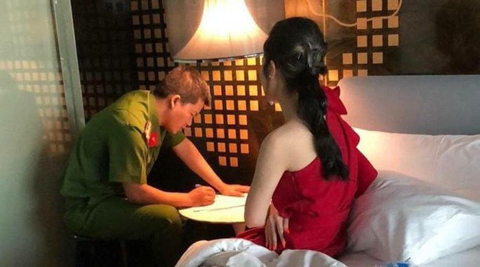 Tú ông lấn sân showbiz để môi giới mại dâm: Ngày 12/7, Cục Cảnh sát hình sự (C02), Bộ Công an phối hợp với lực lượng Công an TP HCM và Công an quận 1 bất ngờ ập vào khách sạn 4 sao trên đường Tôn Đức Thắng (quận 1), bắt quả tang 3 người mẫu bán dâm cho 3 đại gia giá từ 20.000-30.000 USD. Được biết, trong 3 người mẫu bán dâm cho khách nêu trên, 1 người từng là Hoa hậu Người Việt tại Úc.