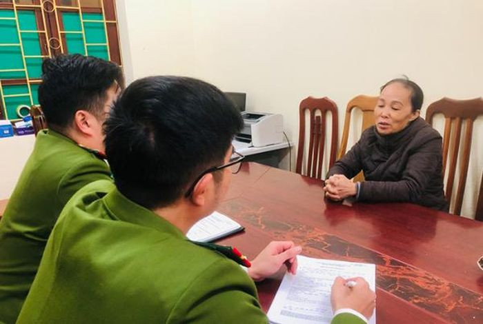 Không thanh toán lô hàng trị giá 25 tỷ đồng rồi bỏ trốn: Đinh Thị Thảo (SN 1962, trú TP Lạng Sơn, Lạng Sơn) có hành vi chiếm đoạt 2.500 tấn tinh bột sắn, trị giá khoảng 25 tỷ đồng khi bà Nguyễn Thị Thùy Giao - Giám đốc Công ty cổ phần Dầu thực vật tỉnh Bình Định giao hàng cho tại Cảng Hải Phòng, Thảo đã nhận hàng nhưng không thanh toán tiền rồi bỏ trốn. Sau đó, Công an tỉnh Lạng Sơn ra quyết định truy nã đặc biệt đối với đối tượng. Ngày 21/12, Công an tỉnh Lạng Sơn cho biết vừa tiếp nhận từ Công an xã Ngọc Thanh, huyện Vĩnh Yên, tỉnh Vĩnh Phúc đối tượng Đinh Thị Thảo có lệnh truy nã đặc biệt ra đầu thú.