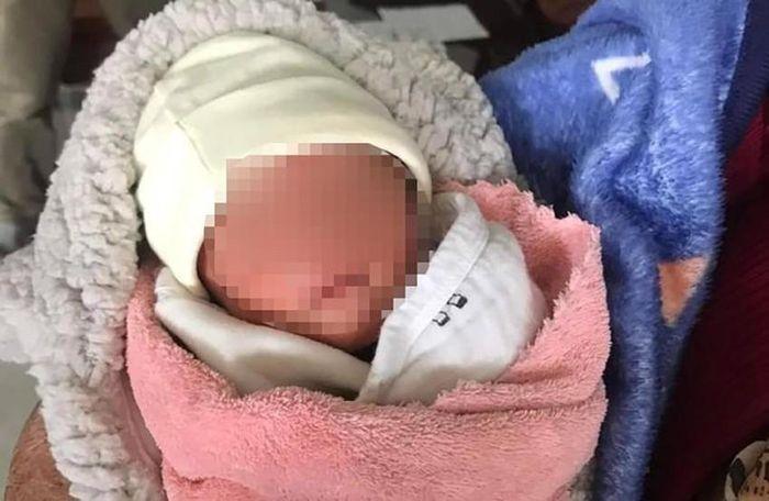 Tìm người thân của bé sơ sinh bị bỏ lại ở căn nhà hoang: Ngày 21/12, lãnh đạo UBND phường Ea Tam, TP Buôn Ma Thuột (Đắk Lắk) xác nhận phường đang thông báo tìm người nhà của một trẻ sơ sinh bị bỏ rơi ở căn nhà hoang trên địa bàn. Được biết, bé trai khoảng 2kg được quấn trong chăn. Kiểm tra trong bọc chăn, người dân còn phát hiện một tờ giấy với nội dung: "Vì tôi còn đi học nên không đủ khả năng nuôi bé được, tôi mong những ai nhặt được bé hãy giúp tôi nuôi dưỡng bé! Tôi cảm ơn".