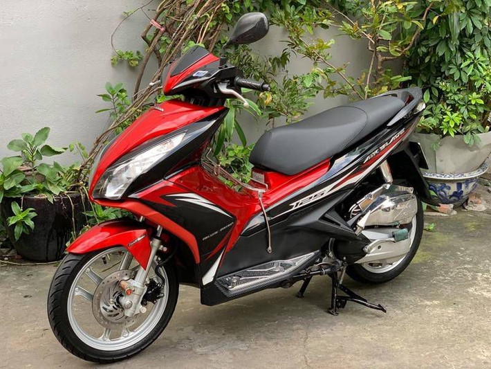Kết quả đã xác định khoảng 19h ngày 2/12, có một nam thanh niên đeo khẩu trang, mặc quần cộc, áo khoác màu lông chuột, đi xe máy Airblade màu đỏ đến xóm trọ rồi vào phòng bà Y., ở đó hơn 1 tiếng sau thì đi ra. Người dân xóm trọ không biết nam giới này là ai, nhưng qua trang phục, có thể thấy đó là người địa phương, ở không xa khu vực hiện trường. Lúc này, việc rà soát camera để dựng lộ trình di chuyển của nghi phạm được triển khai đồng loạt. (Ảnh minh họa, nguồn ảnh Internet)