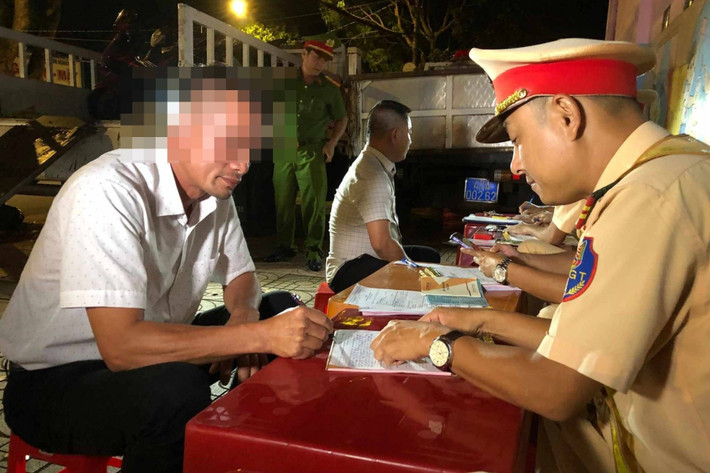 Tài xế say rượu và dương tính ma túy 'thông chốt' CSGT: Tối 25/9, thực hiện kế hoạch tổng kiểm tra nồng độ cồn, một tổ công tác của Cục CSGT - Bộ Công an phối hợp với Công an TP Buôn Ma Thuột tiến hành kiểm soát phương tiện tham gia giao thông trên đường Phan Chu Trinh, TP Buôn Ma Thuột. Đến 21h20 cùng ngày, tài xế ô tô bán tải bất ngờ tăng ga, lao về phía lực lượng làm nhiệm vụ rồi bỏ chạy. Làm việc với công an, tài xế khai tên là N.V.T. (40 tuổi) trú tại TP Long Khánh, tỉnh Đồng Nai. Kiểm tra nồng độ cồn, tài xế T. vi phạm ở mức 0,407mg/l. Tiếp tục test nhanh ma túy, lực lượng công an phát hiện tài xế T. dương tính với heroin. CSGT cũng niêm phong xe, tạm giữ giấy tờ liên quan và đưa tài xế T. về trụ sở Công an TP Buôn Ma Thuột để xử lý theo quy định.