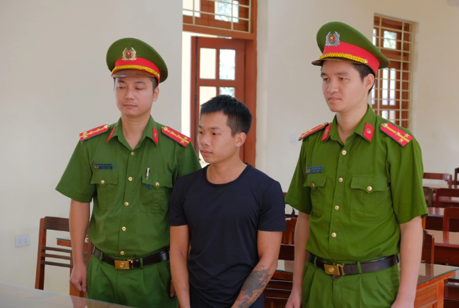 Khởi tố tài xế vi phạm nồng độ cồn, thông chốt CSGT: Ngày 1/11, Công an huyện Phú Lương (Thái Nguyên) cho biết vừa ra quyết định khởi tố vụ án hình sự, khởi tố bị can, lệnh bắt tạm giam 2 tháng đối với Phạm Quang Ngôi (SN 1998, ở Thái Nguyên) về tội Chống người thi hành công vụ. Trước đó, khoảng 21h30 ngày 30/10, Ngôi điều khiển ô tô tải mang biển kiểm soát 20H-007.91 đi đến đoạn qua thị trấn Giang Tiên (huyện Phú Lương) thì bị tổ công tác Phòng CSGT, Công an tỉnh Thái Nguyên yêu cầu dừng xe để kiểm tra nồng độ cồn. Khi CSGT yêu cầu Ngôi hạ kính xe để đo nồng độ cồn thì đối tượng bất chấp nguy hiểm, tăng ga bỏ chạy. Qua kiểm tra nồng độ cồn, lực lượng CSGT xác định Phạm Quang Ngôi vi phạm ở mức 0,311mg/l khí thở.