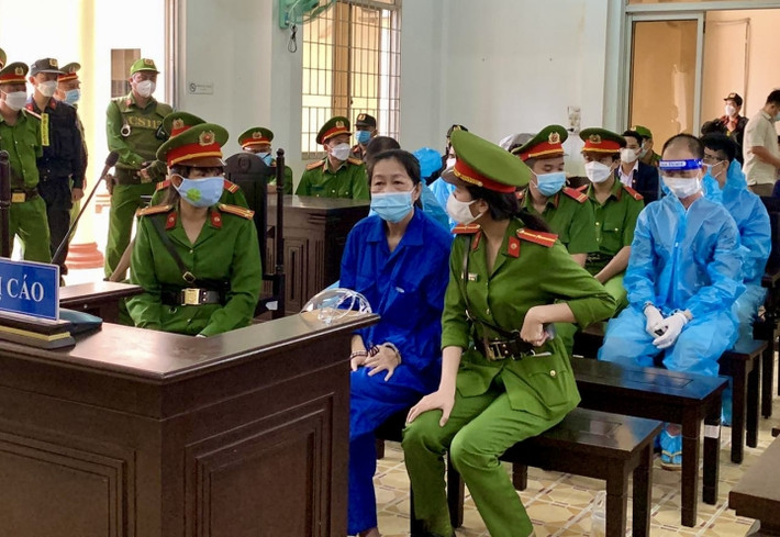 Theo cáo trạng, khoảng 9h20 ngày 24/6/2019, Đồn Biên phòng Vĩnh Nguơn phối hợp với Bộ Chỉ huy Bộ đội Biên phòng tỉnh An Giang tuần tra tại khu vực vành đai biên giới rạch Chắc Ri (khóm Vĩnh Chánh 1, phường Vĩnh Nguơn, TP Châu Đốc), phát hiện 4 người đi trên vỏ lãi chạy từ hướng Campuchia về Việt Nam, có biểu hiện nghi vấn.