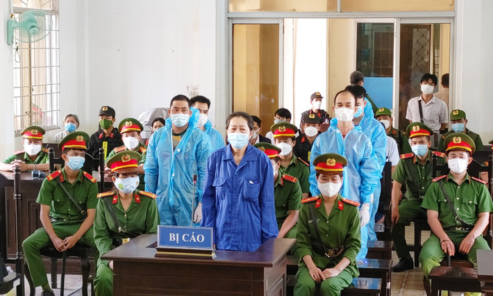 Sáng 23/2, TAND tỉnh An Giang đã tuyên phạt trùm buôn lậu Nguyễn Thị Kim Hạnh (tức Mười Tường, 53 tuổi) 8 năm tù về tội "Vận chuyển trái phép tiền tệ qua biên giới". Cùng tội danh này, các bị cáo Phạm Thanh Sang (40 tuổi), Hồ Tuấn Linh (41 tuổi), Nguyễn Văn Lê (38 tuổi), Nguyễn Văn Minh (31 tuổi) cùng bị tuyên phạt 4 năm tù.