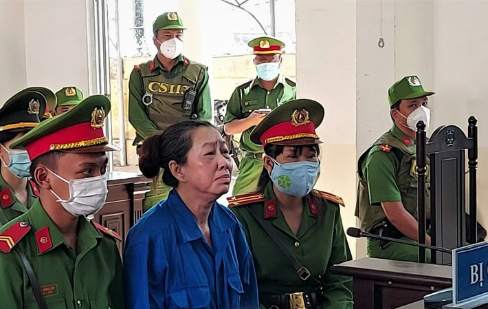 Sang, Lê và Minh khai, khoảng năm 2018 làm thuê cho Mười Tường, còn Linh làm thuê cho chị của Mười Tường. Trong thời gian trên, 4 bị cáo này thường tham gia vận chuyển hàng hóa, tiền tệ cho bà trùm Mười Tường từ Campuchia về Việt Nam và được trả tiền công từ 3 - 4 triệu đồng/tháng.