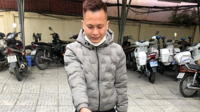 Nam thanh niên giả bị cướp lừa chiếm tài sản người thân: Do thiếu tiền tiêu xài nên Nguyễn Thanh Lâm (SN 2000, trú huyện Mê Linh, Hà Nội) nên đã mượn điện thoại của người chú họ, sau đó báo bị cướp tại địa bàn huyện Thanh Trì để chiếm đoạt tài sản. Ngày 23/2, Công an huyện Thanh Trì cho biết đang điều tra, làm rõ.