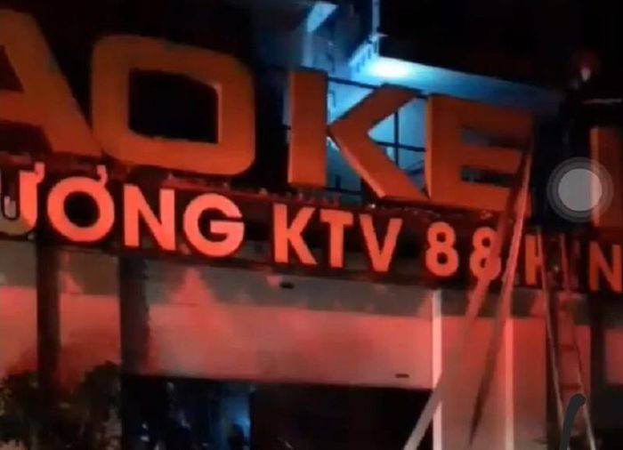 Quán karaoke bốc cháy, 2 vợ chồng chủ quán tử vong: Rạng sáng 23/2, tại cơ sở kinh danh Karaoke KTV 88 có địa chỉ tại thôn Trung Thành, xã Hùng Sơn, Hiệp Hòa, Bắc Giang xảy ra cháy khiến bà Hoàng Thị Hường (38 tuổi, chủ quán) và chồng là Hoàng Văn Vương (49 tuổi) tử vong.