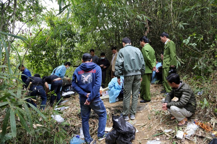 Lời khai của hai người sống sót cho thấy nhóm 3 hung thủ là kẻ lạ mặt. Tại hiện trường, công an thu giữ được một số dấu vết, tuy vậy tất cả dường như vẫn còn rất mờ nhạt. Duy chỉ có một điều mà các điều tra viên chắc chắn, đó là nhóm hung thủ phải rất thông thuộc địa bàn. Có thể chúng là người địa phương ở Quảng Trị, Quảng Bình. (Ảnh minh họa, nguồn internet)