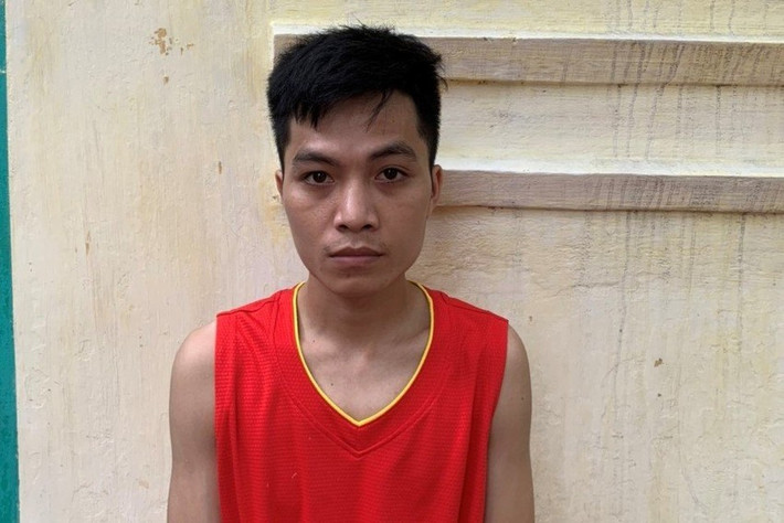 Cậu ruột bạo hành, bỏ đói cháu 13 tuổi tử vong: Do nghi ngờ cháu (N.T.A, SN 2010, trú tại huyện Kiến Xương, tỉnh Thái Bình) trộm cắp tiền và điện thoại của bạn mình nên Nguyễn Xuân Tân (SN 1996, trú tại phường Hà Khẩu, TP Hạ Long, Quảng Ninh) đã dùng dây thừng trói hai tay cháu T.A vào song sắt cửa sổ phòng trọ, đồng thời dùng cành cây đánh vào chân và không cho ăn uống dẫn đến hậu quả làm cháu T.A bị tử vong. Ngày 10/6, Tân bị Công an TP Hạ Long tạm giữ để điều tra, làm rõ.