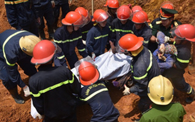 Vụ sập công trình khiến 4 người tử vong xảy ra vào khoảng 9h30 ngày 1/9, tại Trung tâm Kỹ thuật tổng hợp - Hướng nghiệp tỉnh Phú Thọ (phường Gia Cẩm, TP.Việt Trì, tỉnh Phú Thọ) đã xảy ra một vụ tai nạn nghiêm trọng.