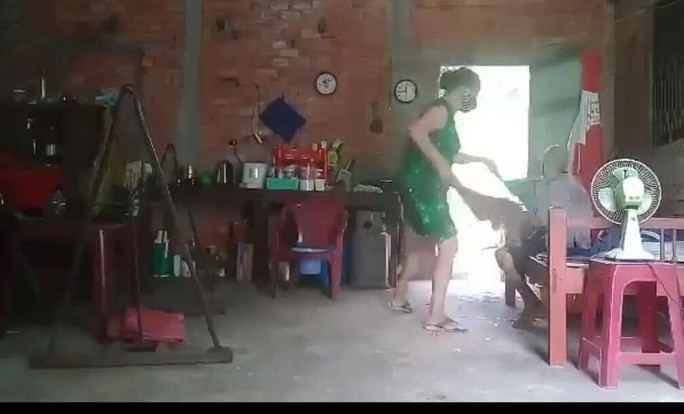 1. Cụ bà bị đánh đập, đổ phân lên đầu: Ngày 7/9, Công an huyện Cần Đước, tỉnh Long An cho biết, Cơ quan Công an đã nắm được thông tin về clip một cụ bà bị người phụ nữ nghi là con gái bạo hành đang lan truyền nhanh chóng trên mạng xã hội. Công an xác định, sự việc trên xảy ra tại xã Long Hòa, huyện Cần Đước. Bà cụ trong clip được xác định là bà Trần Thị Đường. Được biết cụ bà đã mất cách đây vài ngày.