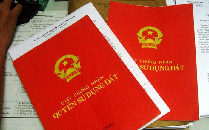 Nữ Chủ tịch công ty "qua mặt" ngân hàng chiếm đoạt tài sản: Lập khống 2 hợp đồng chuyển nhượng quyền sử dụng đất, Khâu Thị Thu Huyền (SN 1980, Chủ tịch Hội đồng quản trị Công ty cổ phần Dịch vụ thương mại Tân Thiên Sơn đem thế chấp 2 thửa đất trên, chiếm đoạt hơn 3,8 tỷ đồng của ngân hàng. Ngày 18/2, VKSND TP Hà Nội cho biết vừa hoàn tất cáo trạng truy tố Huyền.