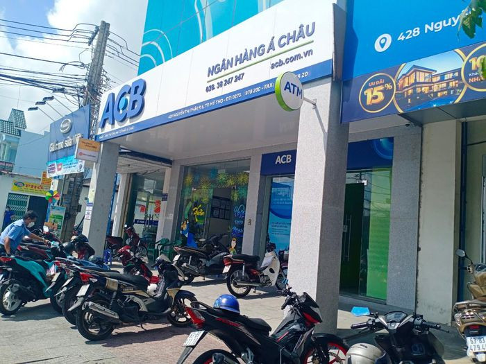 Bắt giữ nghi phạm cướp ngân hàng tại Tiền Giang: Tên cướp được cho là cầm súng, đe dọa nhân viên ngân hàng tại TP Mỹ Tho, yêu cầu đưa tiền nhưng sau đó bỏ chạy vì nghe chuông báo động. Ngày 18/2, Công an tỉnh Tiền Giang cho biết đã bắt nghi phạm này sau một ngày gây án, điều tra về hành vi Cướp tài sản, song chưa công bố danh tính.