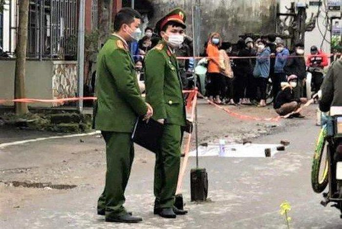 Người đàn ông bị đâm chết giữa đường: Lại Văn Hạnh (47 tuổi, ở huyện Kiến Xương, Thái Bình) và anh N.V.T. (41 tuổi, trú cùng huyện) xảy ra mâu thuẫn tại đường liên xã Quang Bình, huyện Kiến Xương. Trong lúc xô xát, Hạnh lấy dao tự chế đâm anh T. khiến nạn nhân tử vong. Ngày 18/2, Công an tỉnh Thái Bình cho biết đang tạm giữ Hạnh để điều tra.
