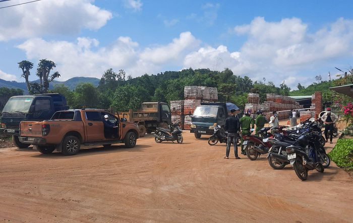 Giám đốc công ty gạch đánh nhân viên gãy sống mũi: Đến trụ sở Công ty cồ phần gạch tuynel Phú Ninh nhận lương, anh Phan Minh Tuấn (30 tuổi, trú huyện Phú Ninh, Quảng Nam) bị giám đốc là ông Lê Hữu Tân (37 tuổi, ở tỉnh Thanh Hóa) và nhiều người khác xông vào đánh gãy tay và sống mũi. Ngày 18/2, Công an huyện Phú Ninh cho biết đang điều tra, làm rõ.