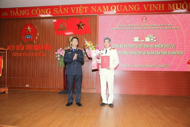 Ngoài ra, trong những ngày sau Tết Nguyên đán 2023, ngành kiểm sát cũng có việc bổ nhiệm 2 Phó Viện trưởng. Cụ thể, ngày 2/2, ông Nguyễn Duy Giảng - Phó Viện trưởng Viện KSND Tối cao, chủ trì buổi lễ công bố quyết định về công tác cán bộ tại Viện KSND tỉnh Thanh Hóa. Theo đó, Viện trưởng Viện KSND tối cao bổ nhiệm ông Lê Đức Tùng - Trưởng phòng Thực hành quyền công tố, kiểm sát xét xử phúc thẩm án hình sự (Phòng 7), Viện KSND tỉnh Thanh Hóa, giữ chức vụ Phó viện trưởng Viện KSND tỉnh Thanh Hóa, thời hạn bổ nhiệm là 5 năm, kể từ ngày 1/2/2023.
